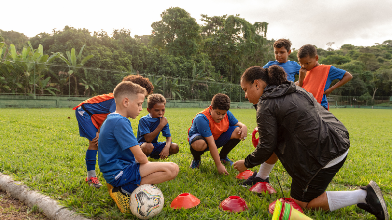 Travailler dans le sport, pourquoi pas vous ? Le sport en France est un acteur majeur des possibilités professionnelles. En effet, cette filière représente à elle-seule 2,6% du PIB du pays et 400 000 emplois !
